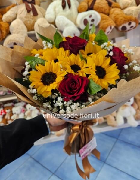 Bouquet di girasoli e rose rosse