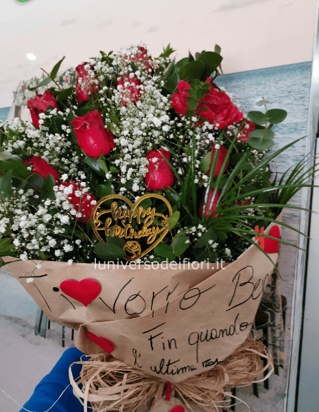 Mazzo di rose rosse con scritta
