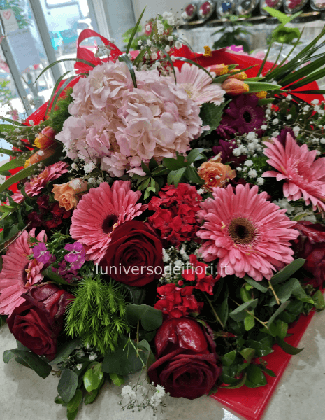 Mazzo di rose e fiori di campo