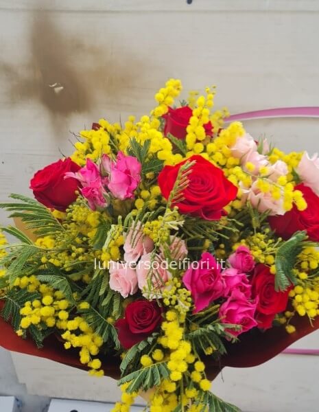 Bouquet di 7 rose rosse mimosa e fiori di stagione