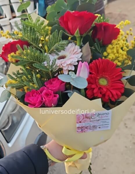 Mazzo di rose rosse a gambo lungo, con mimosa