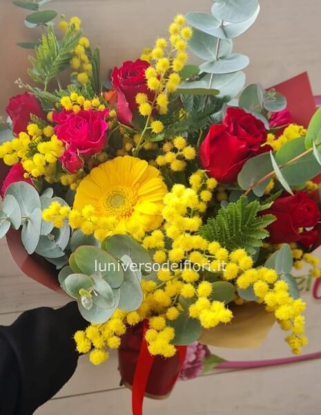 Bouquet 5 rose rosse mimosa e fiori di stagione