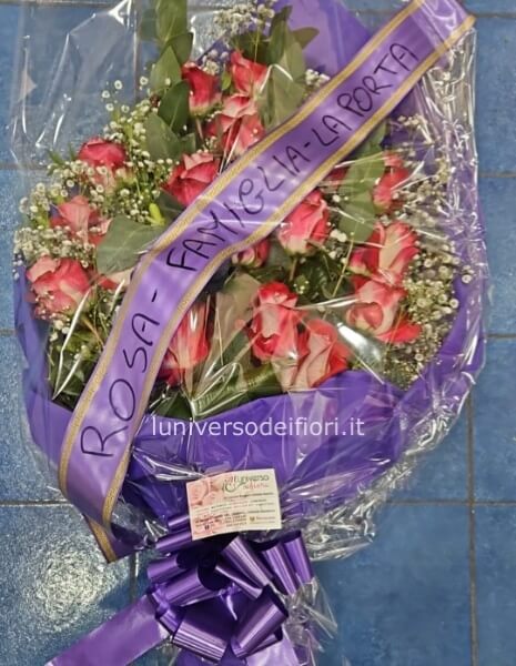 Fascio funebre con rose colorate