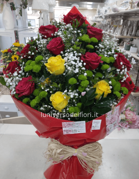 Fascio con rose rosse e altre rose colorate