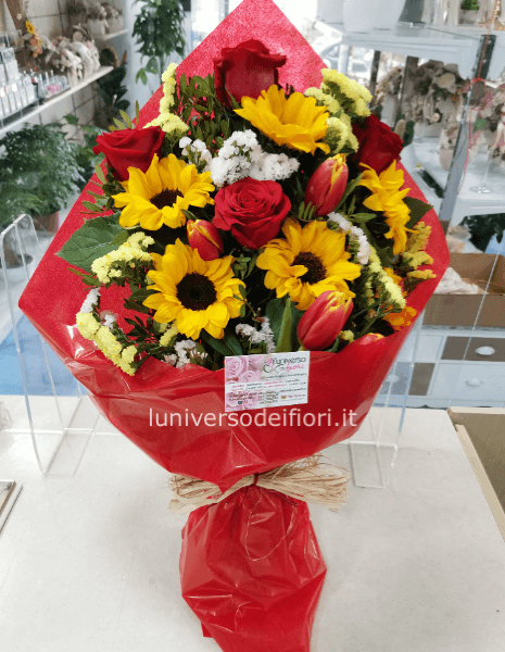 Fascio con rose e fiori di stagione