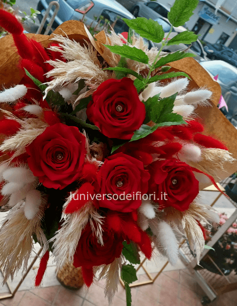 Bouquet con rose e fiori che durano nel tempo