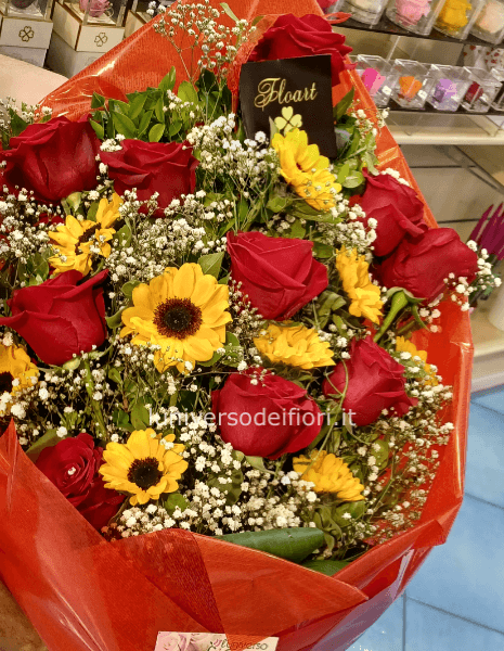 Fascio con rose e fiori di stagione  e rosa eterna al centro