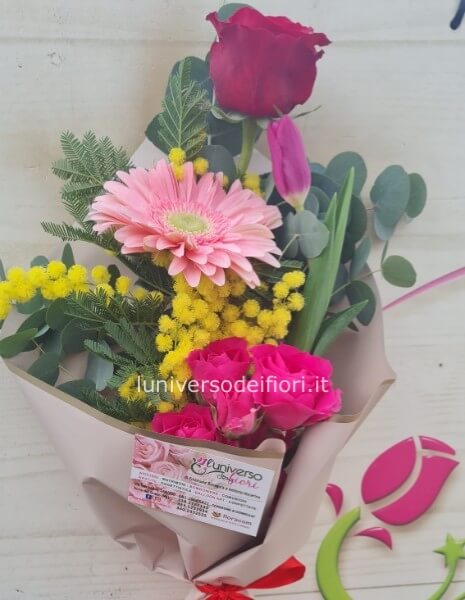 Mazzetto con 1 rosa rossa mimosa e fiori di stagione 