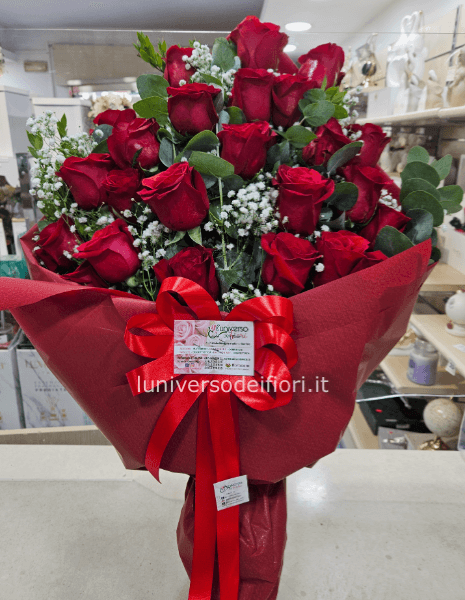 Fascio con 17 rose rosse prima scelta stelo lungo