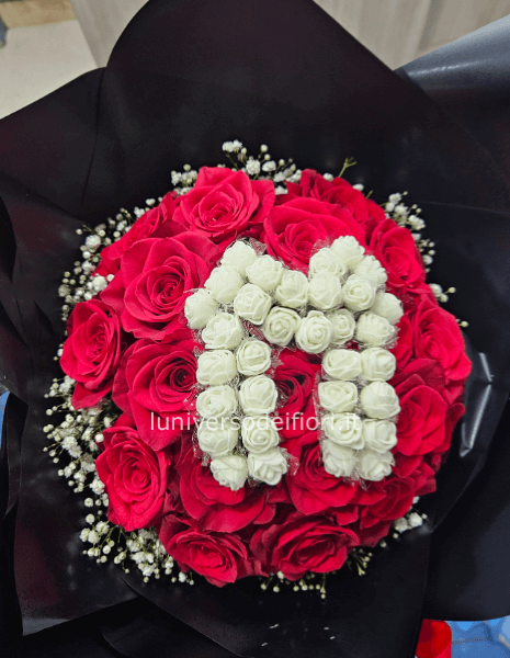 Bouquet compatto con iniziale