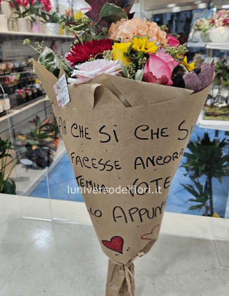 Fascio con dedica realizzato con fiori mix del periodo