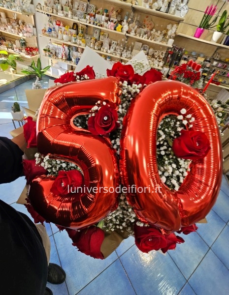 Bouquet rotondo con numero  di palloncini (indicare nelle note il numero scelto)e 20 rose rosse