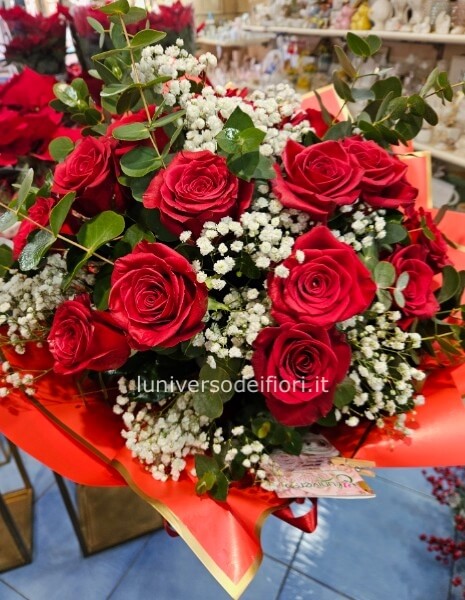 Bouquet rotondo con 15 rose rosse nebbiolina ed eucalipto