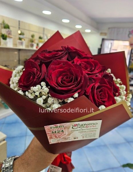 25 euro Bouquet compatto con rose rosse